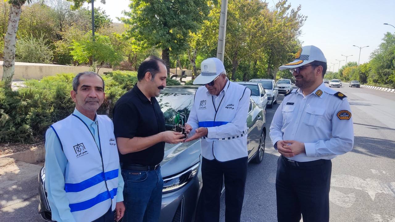 نشان مهربانی» بر سینه رانندگان قانون‌مدار شیراز/ تشویق سفیران نظم در بلوار چمران
