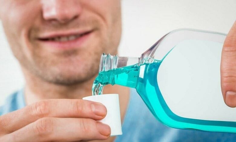 دهانشویه جای مسواک را می‌گیرد؟ بهترین زمان استفاده را بدانید