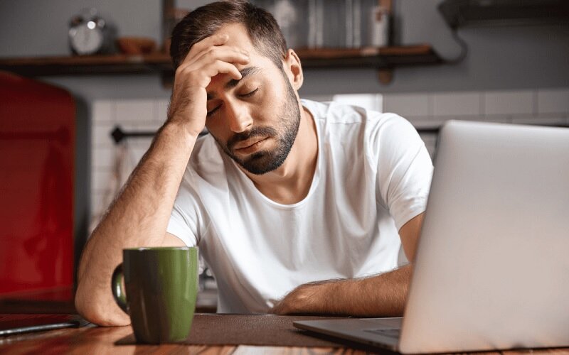 خستگی مداوم می‌تواند نشانه کمبود دو ویتامین مهم در بدن باشد.