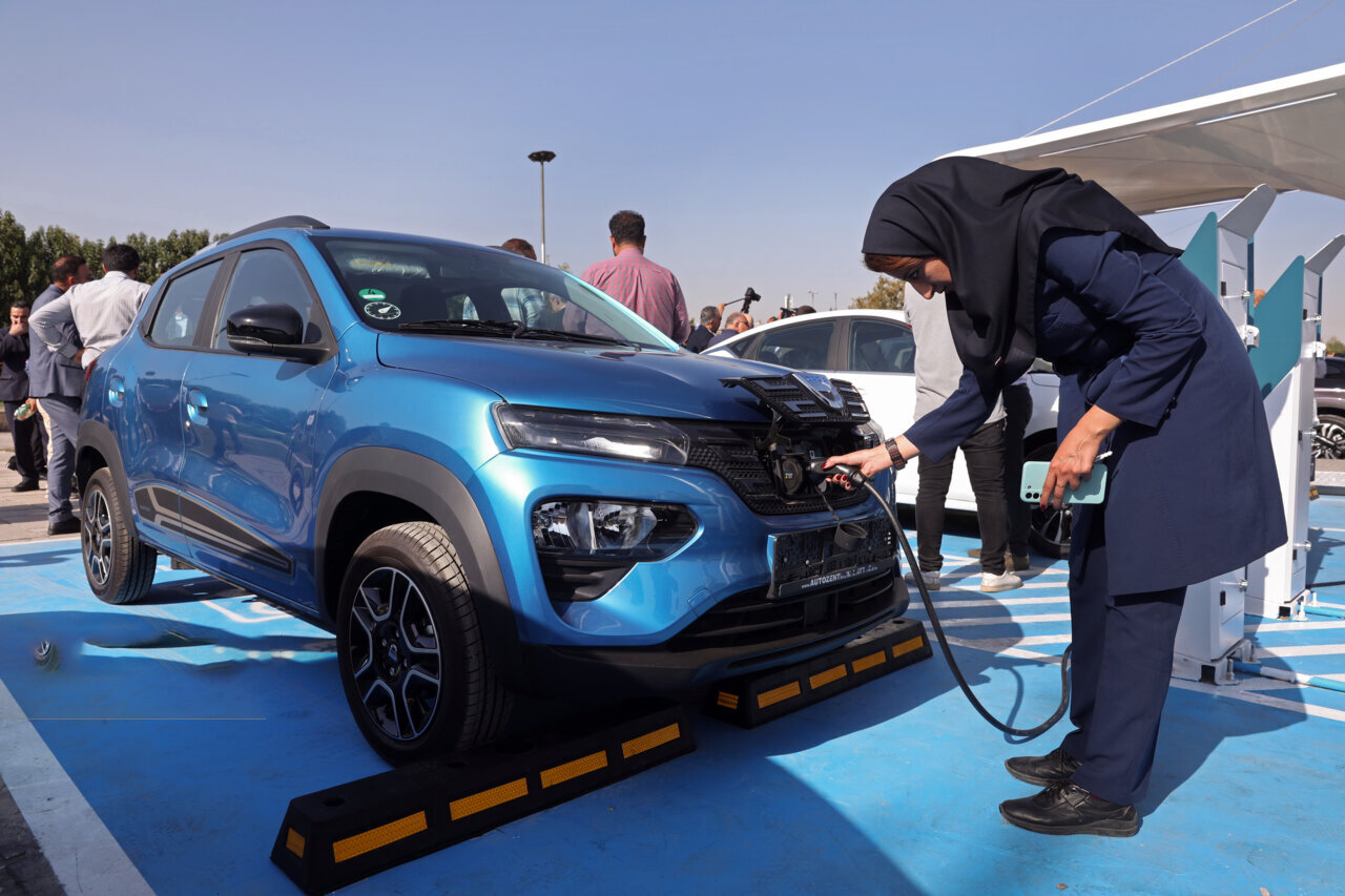 فروش خودروهای بنزینی برای نخستین بار زیر ۵۰ درصد رفت؛ برقی‌ها در مسیر تغییر بازار خودرو