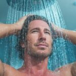 دوش صبح بهتر است یا شب؟ تأثیر زمان حمام بر پوست و سلامت بدن